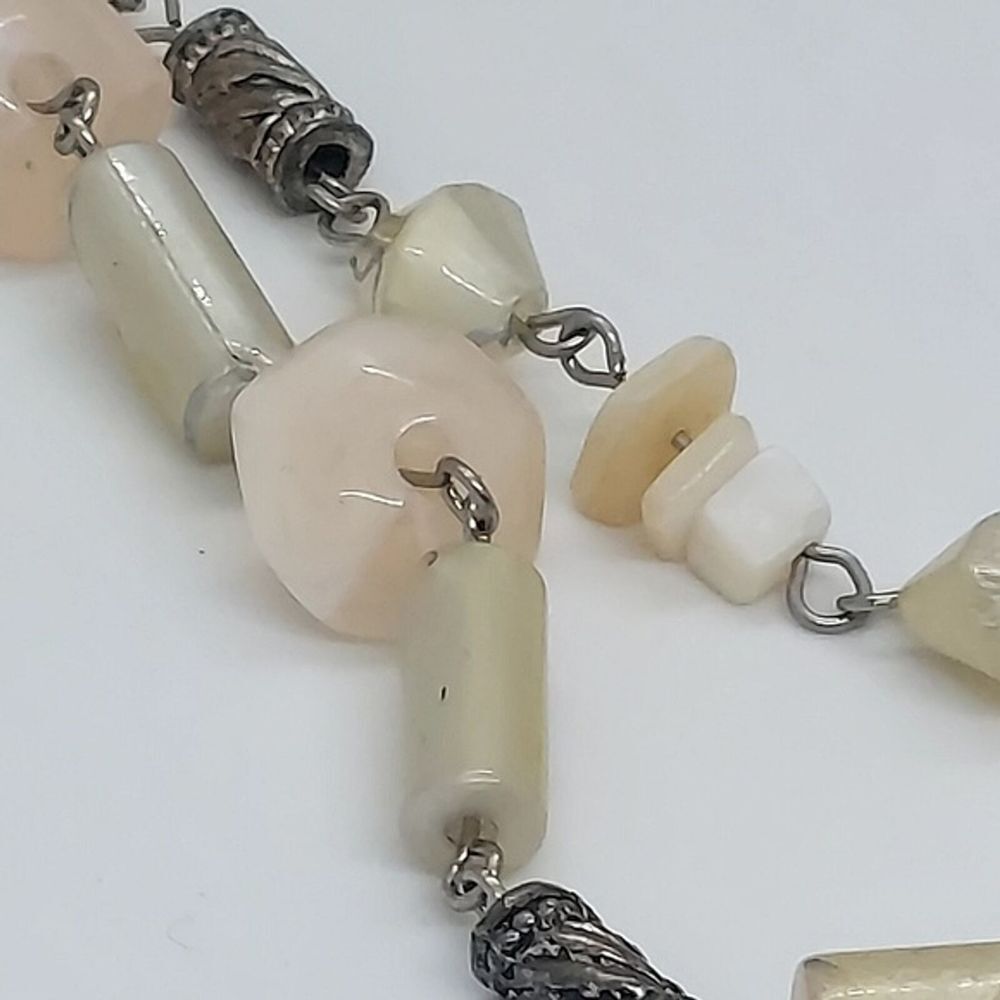 Long beige‎ pink acrylic bead necklace - Picture 2 of 6